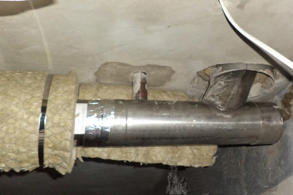 Канализационный трубопровод в подвале