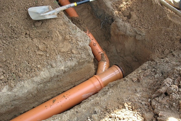 Шаг 4: Укладка канализационных труб на подсыпку