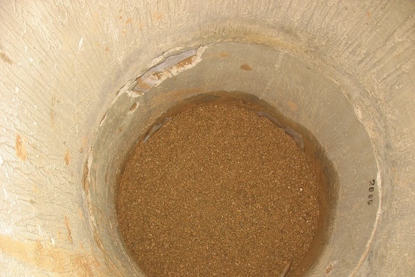 Шаг 13: Засыпка песка и мелкого гравия поверх геотекстиля