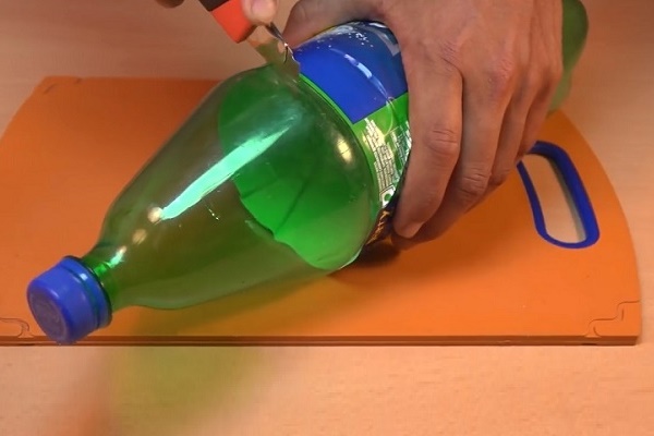 Шаг 1: Подготовка пластиковых бутылок к работе