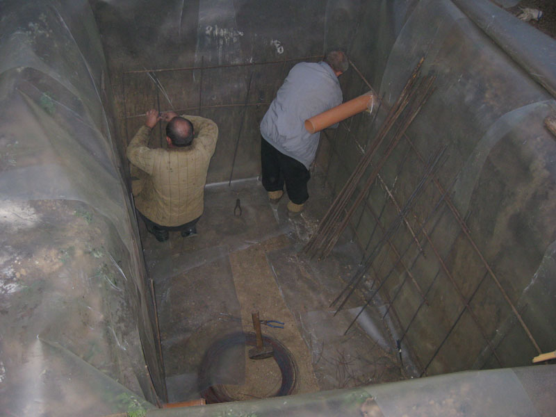 Подиэтиленовая гидроизоляция в котловане под септик из бетона