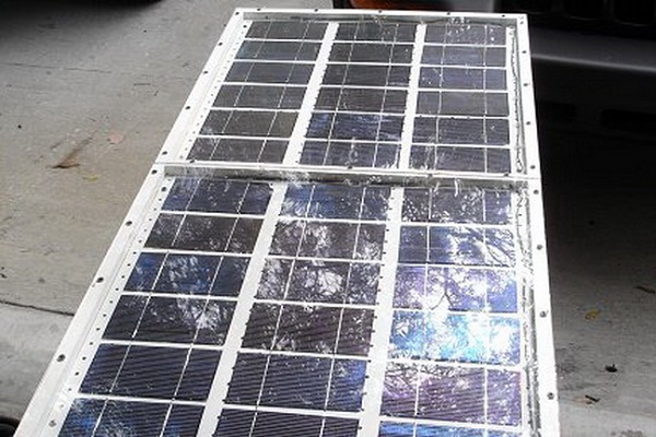 Крепление основы солнечной батареи внутри корпуса