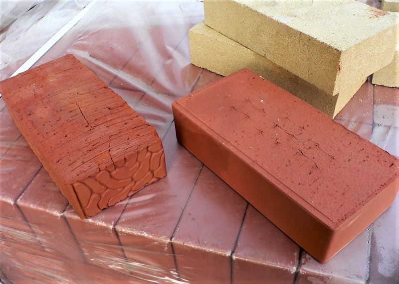 Металлический или деревянный строительный уровень