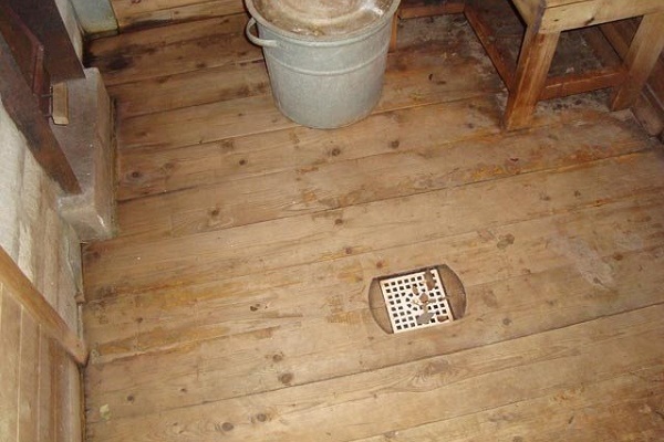 Сливное отверстие в деревянном полу