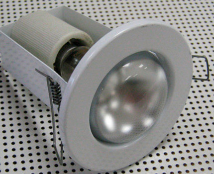 Лампа накаливания в корпусе точечного светильника