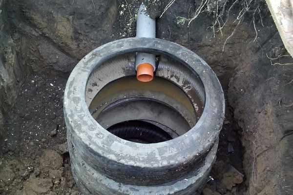 Ввод канализационного трубопровода в яму