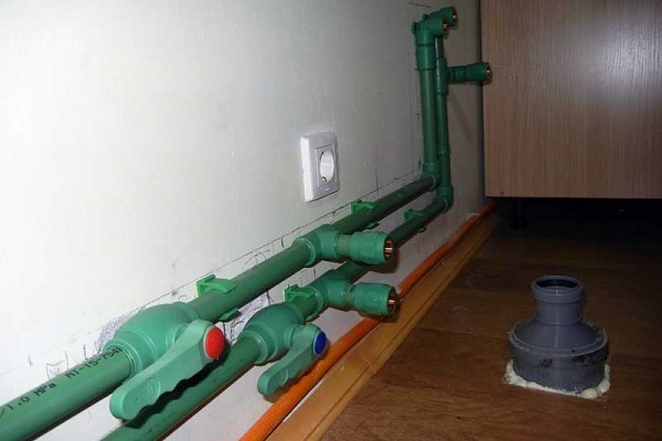 Разметка устройства водопровода на стене