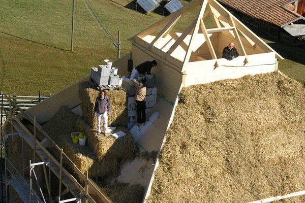Сооружение экологичного дома из соломенных панелей
