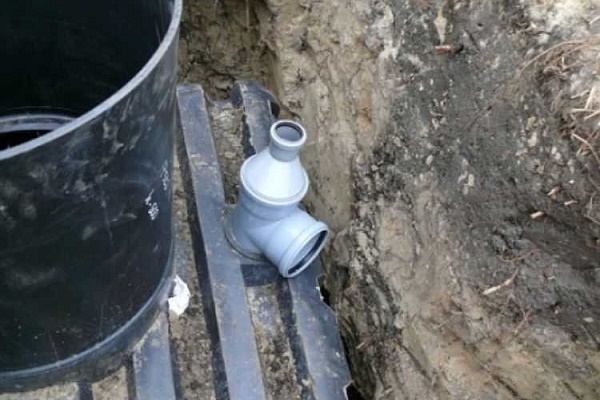 Фитинг для подключения канализационных труб