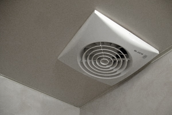 Установка вытяжного вентилятора на потолок