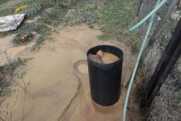 Сбор воды во время чистки скважины