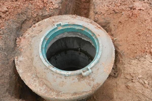 Устройство траншей для канализационных труб