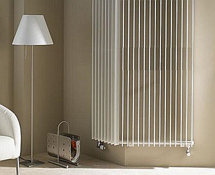 Декоративный вертикальный радиатор в ванной