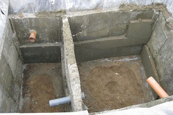 Самодельная монолитная бетонная яма с переливом