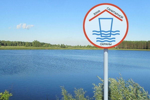 Охранный знак возле открытого водоема