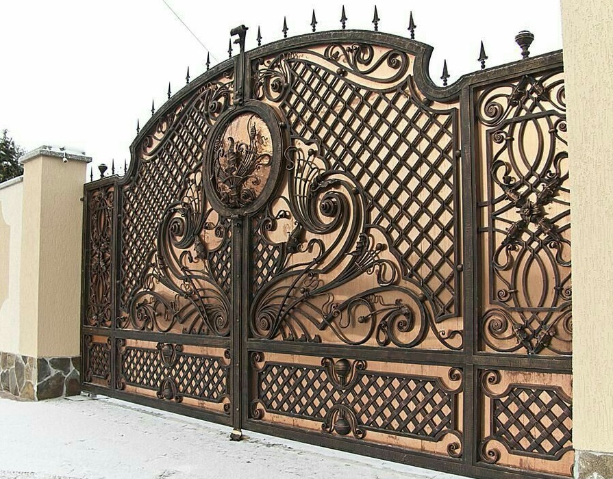 Ворота из коричневого евроштакетника