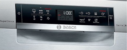 Посудомоечная машина БОШ 2-го поколения с закрытым информационным дисплеем, встроенная в интерьер кухни