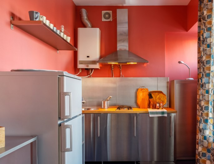 Современный стиль интерьера на кухне с колонкой