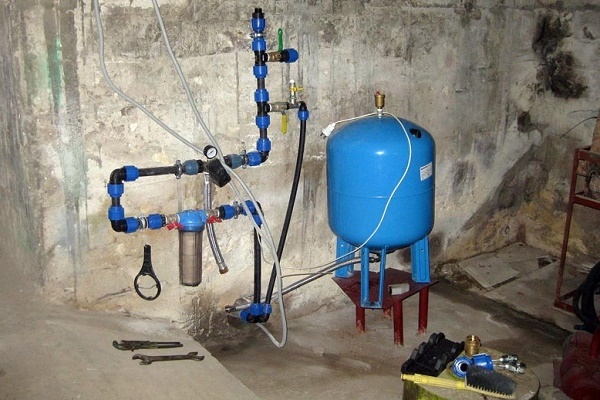 Гидроаккумулятор на вводе водопровода в дом