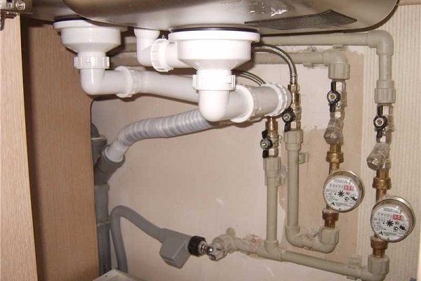 Организация узла водопровода под кухонной мойкой