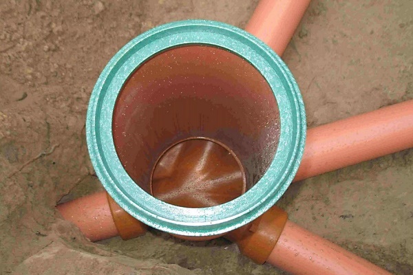 Коллекторный колодец для перенаправления воды