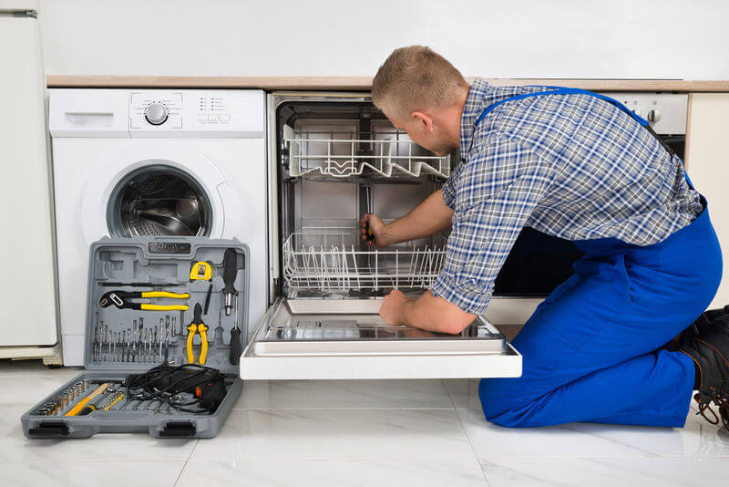 Процесс ремонта посудомоечной машины