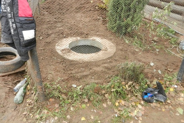 Ввод канализационной трубы в выгребную яму