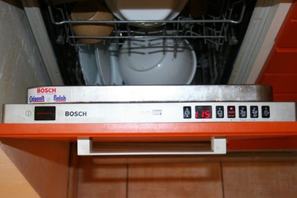 Панель управления посудомойкой на торце дверцы