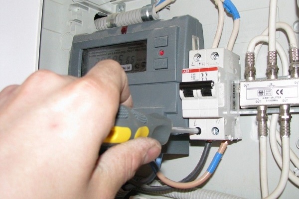 Автоматический выключатель для защиты электролинии