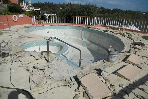Частично разрушенная чаша бассейна