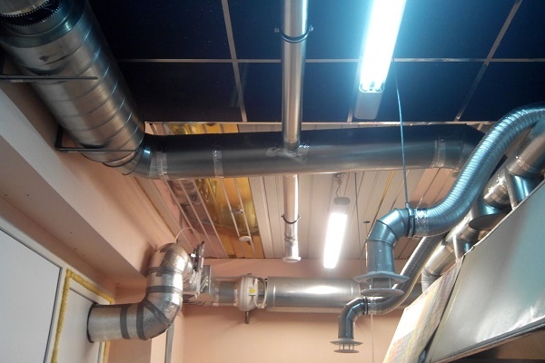 Смонтированные вентканалы под потолком