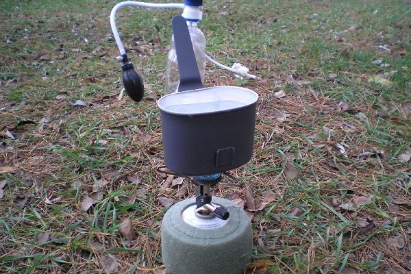 Процесс очищения воды походным фильтром