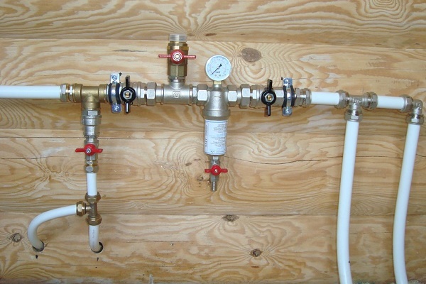 Фрагмент внутренней разводки водопровода в частном доме