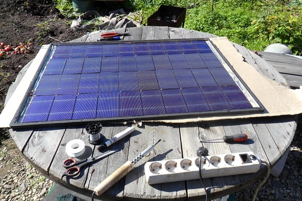 Сборка солнечной батареи из кремниевых пластинок