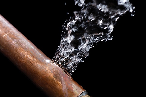 Прорыв трубы водопровода от превышения давления