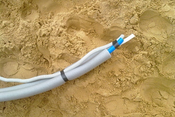 Прокладка труб с кабелем в земле