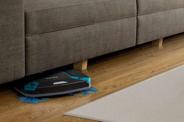 Маневренный робот-пылесос забирается даже под низкую мебель