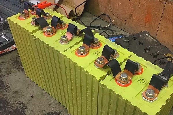 Батарея аккумуляторов для солнечных панелей