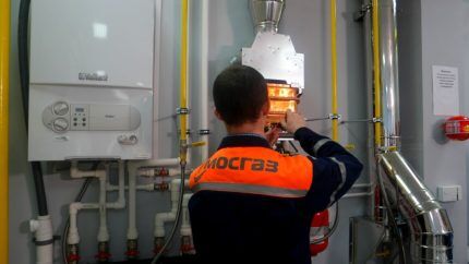 Проверка газового оборудования работником газовой службы