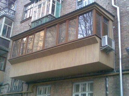 Сбоку балкона