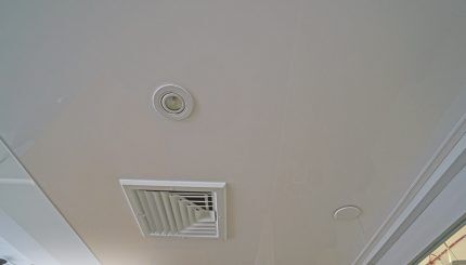 Вентиляционная решетка потолка