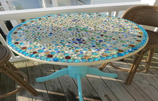 Отделанный мозаикой стол