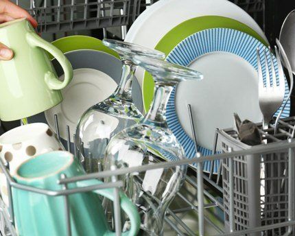 Вымытая посуда в посудомойке