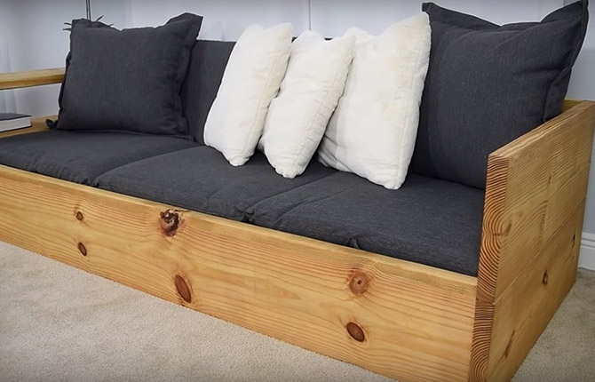 Диван-кровать можно сделать по схеме с усиленным спальным местом
