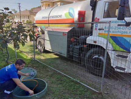 Заправка газгольдера пропаном