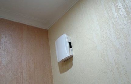 Электрический звонок на стене