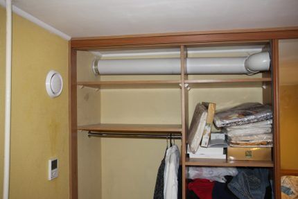 Установленная вентиляция в гардеробной
