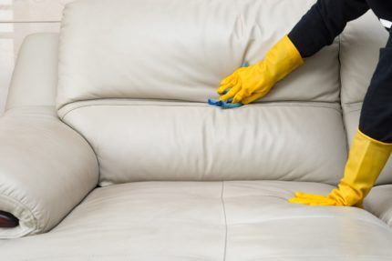 Чистка дивана в перчатках