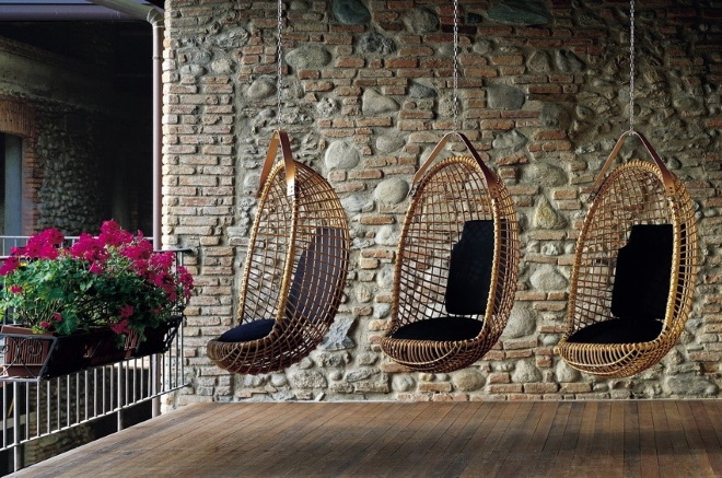 Три плетеных кресла