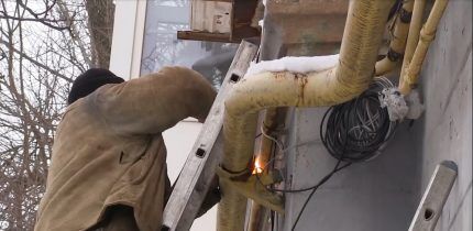 Техник заваривает прокол в газовой трубе